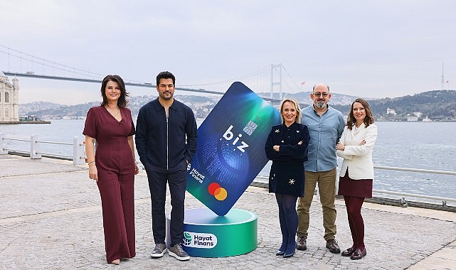 Burak Özçivit, Prof. Dr. Sinan Canan ve Açelya Akkoyun, Hayat Finans’ın ‘yeni nesil aile kartı’ için aynı sahnedeydi 1 burak ozcivit prof dr sinan canan ve acelya akkoyun hayat finansin yeni nesil aile karti icin ayni sahnedeydi