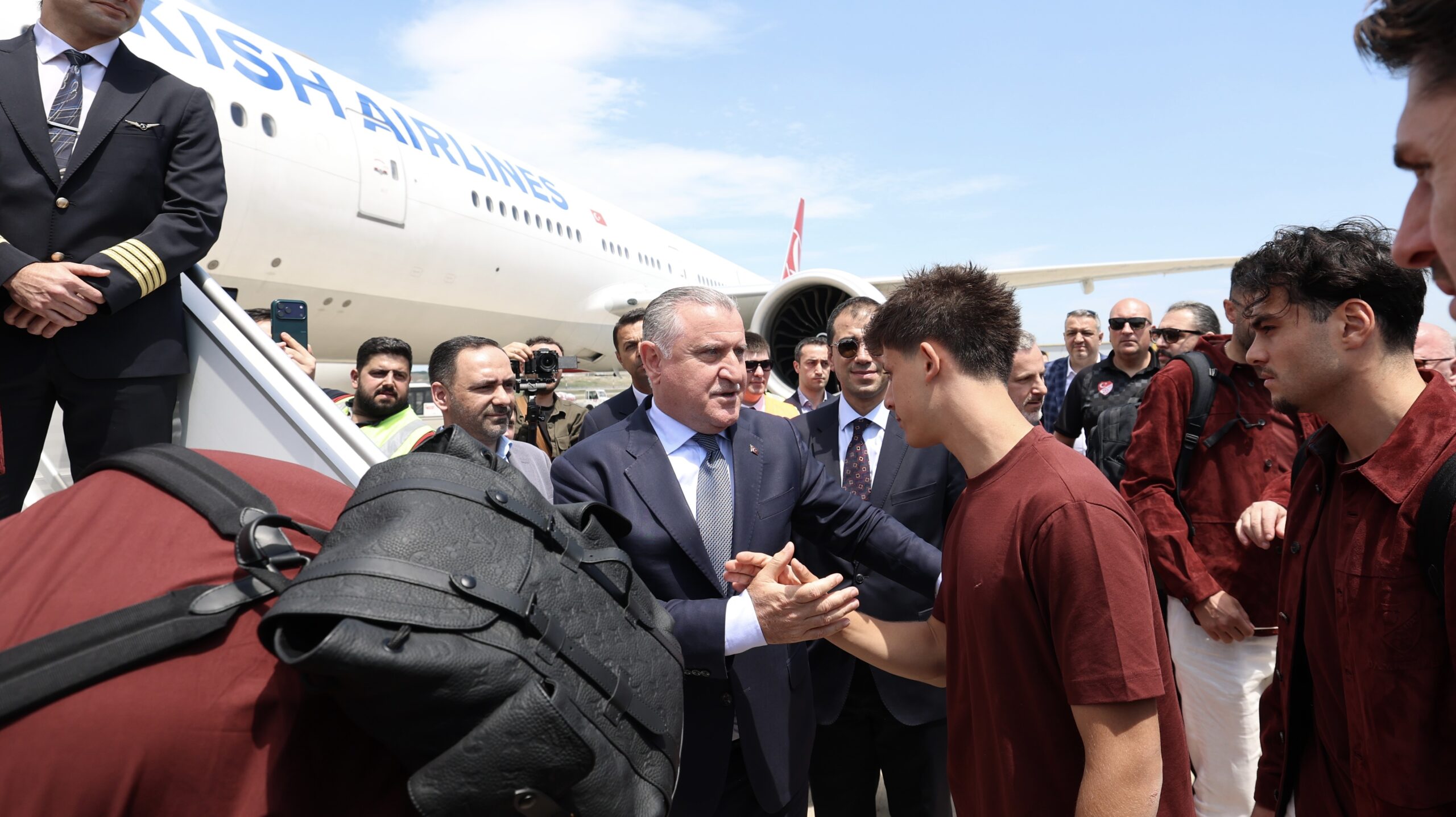 Gençlik Ve Spor Bakanı Osman Aşkın Bak A Milli Futbol Takımı’nı ABD’ye Yolcu Etti: İnşallah Yolun Sonu Final Olur 1 BAKAN BAK MILLI FUTBOLCULARI ABDYE UGUR 1341055 398327 scaled