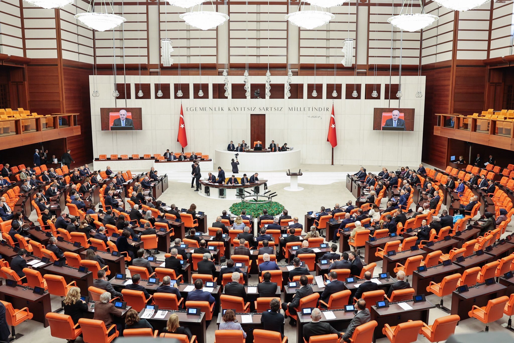 TBMM Genel Kurulu’nda ‘Milli Dayanışma’ Kanun Teklifi Görüşülüyor 1 TBMM GENEL KURULUNDA SUCA SURUKLENEN C 1448385 430790